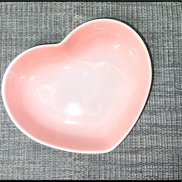Le Creuset Medium Heart Dish - 21cm - Picture 2 of 3